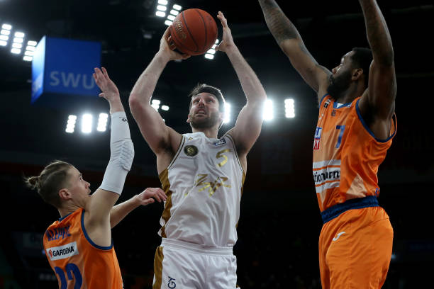 不断缩小与 不断缩小与