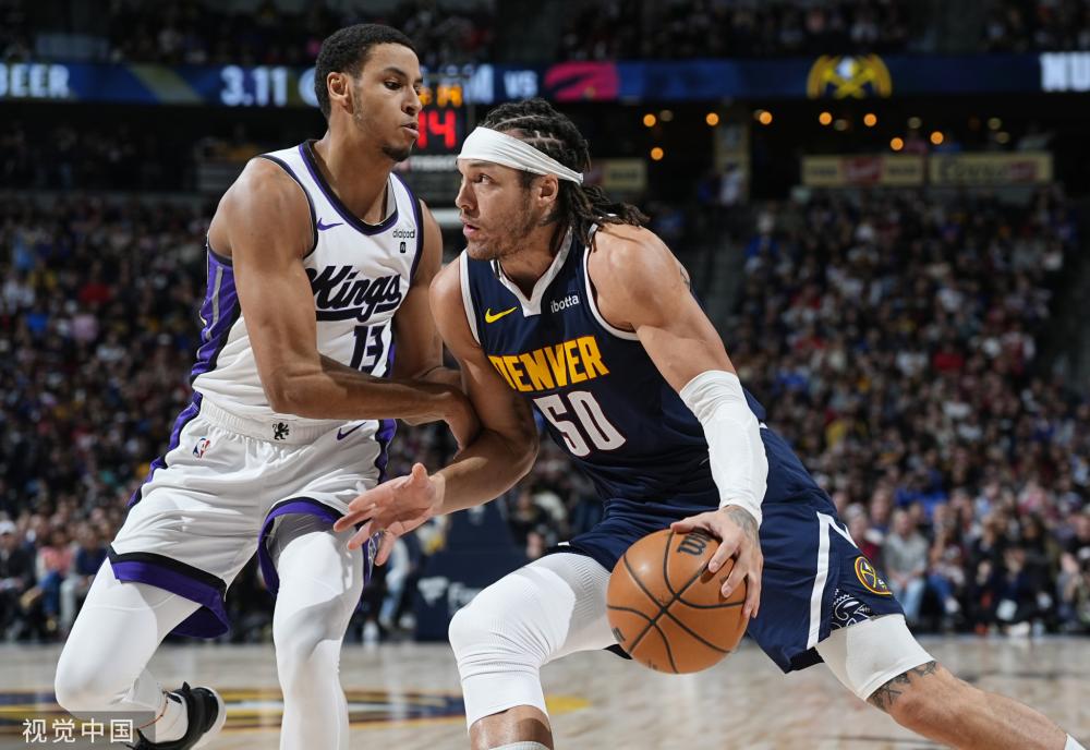 他在撑杆跳 他在撑杆跳